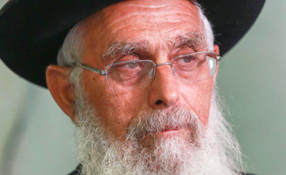 הרב יעקב אריאל: אסור לקנות בשמיטה ירקות מערבים