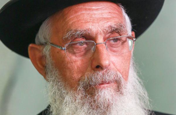 הרב אריאל: דתי שמסמס בשבת, הוא לא דתי ולא נורמלי