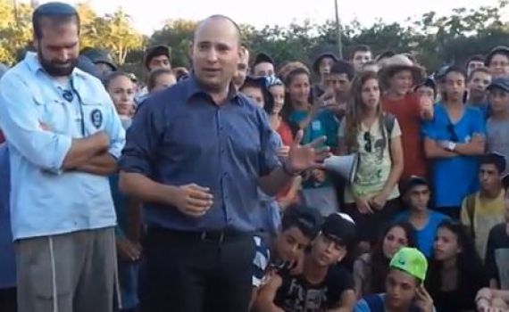 צפו: בנט מפתיע את חניכי בני עקיבא במסע לירושלים