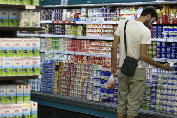 משרד החקלאות: לפקח על גבינה לבנה 5% ושמנת