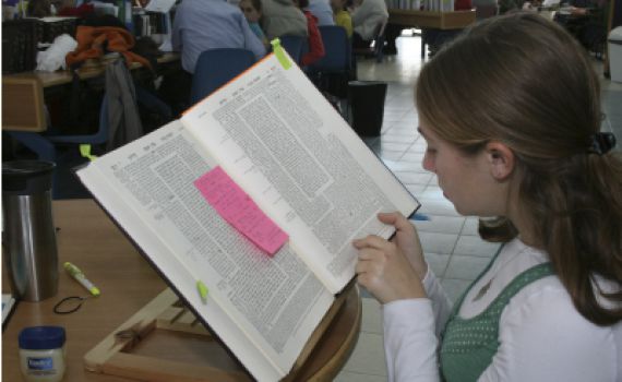 הרב אמנון בזק: לימוד גמרא לבנות מחזק את הקשר לקב"ה, לתורה ולמצוות