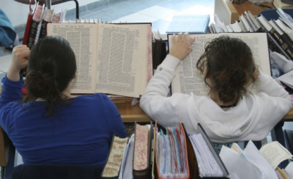 שו"ת סמס: אסור ללמד גמרא לבנות