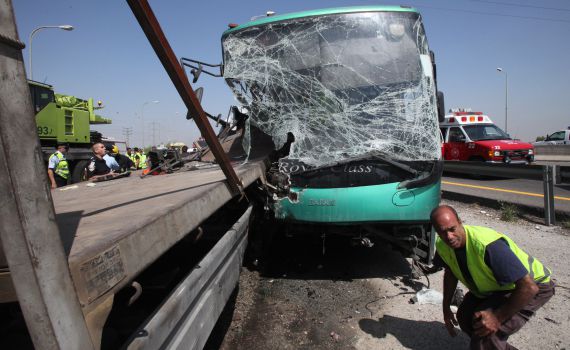 הרוג ו20 פצועים בתאונה בין אוטובוס ישראלי לרכב ערבי
