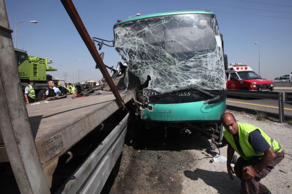 הרוג ו20 פצועים בתאונה בין אוטובוס ישראלי לרכב ערבי