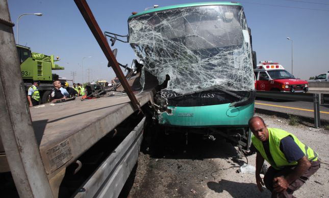  הרוג ו20 פצועים בתאונה בין אוטובוס ישראלי לרכב ערבי
