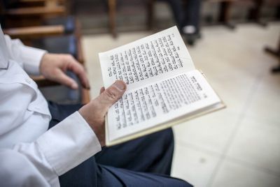 שו"ת סרוגים: בשעת הדחק איפה עדיף לקצר בתפילה?