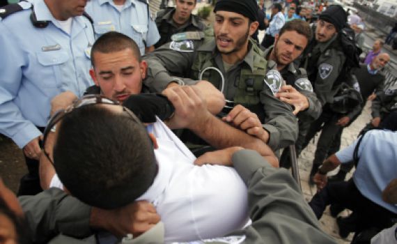 צפו: שוטרים תוקפים צעיר יהודי בכניסה לכותל