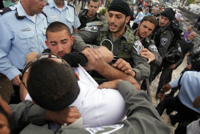 צפו: שוטרים תוקפים צעיר יהודי בכניסה לכותל