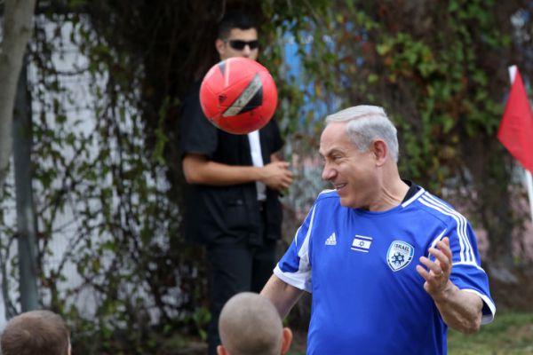 "מודה על ההתעניינות בשלומי. ממשיך לדאוג לביטחונכם"