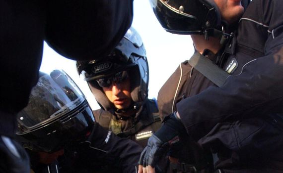 מעצר אלים: שוטרים היכו ועצרו את בעז אלברט מיצהר