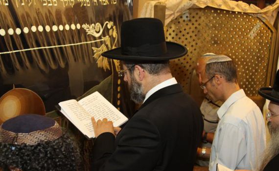 ערב הימים הנוראים: הרב הראשי בתפילה בקבר רחל