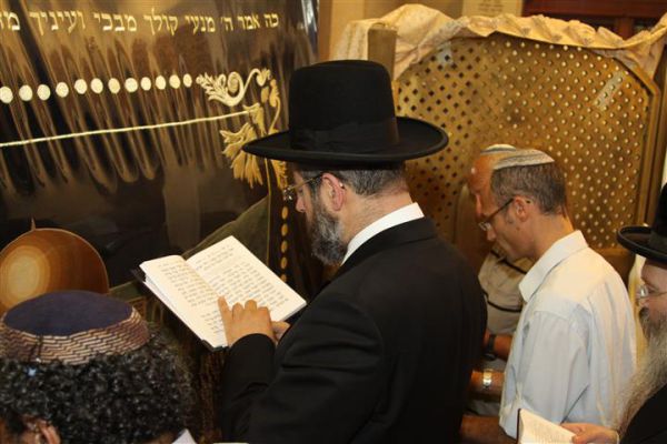 ערב הימים הנוראים: הרב הראשי בתפילה בקבר רחל