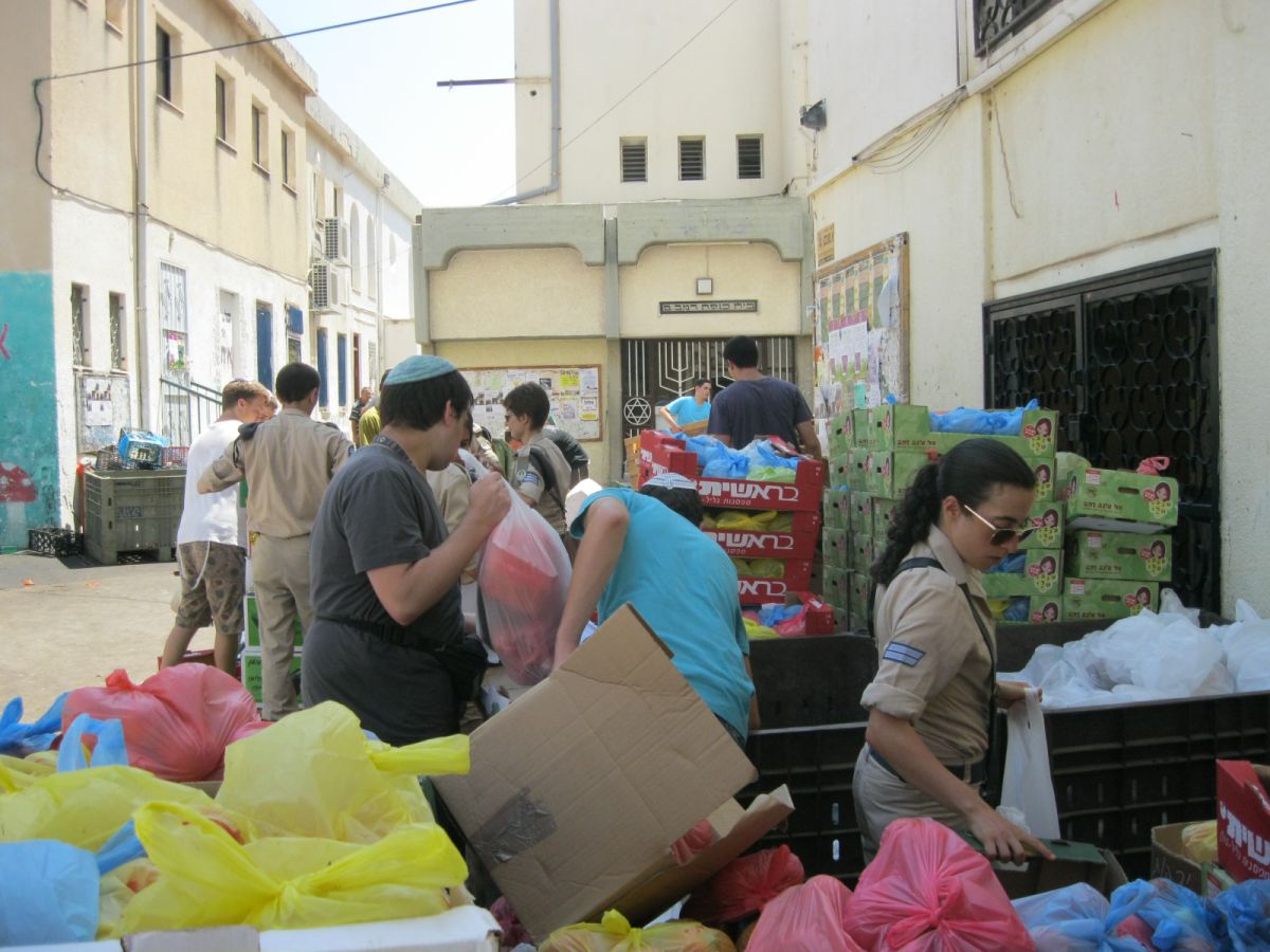 נותנים באהבה: מחזיקים בחיים 300 משפחות כל שבוע