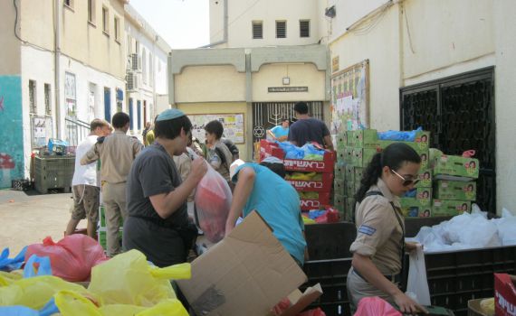 נותנים באהבה: מחזיקים בחיים 300 משפחות כל שבוע