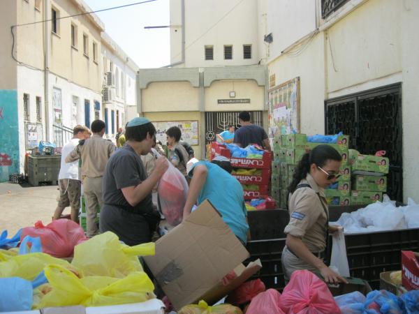 נותנים באהבה: מחזיקים בחיים 300 משפחות כל שבוע