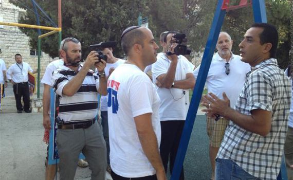 בגלל מצוקת התושבים: אריה קינג מסייר בשכונות