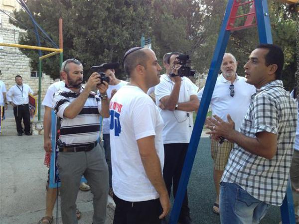 בגלל מצוקת התושבים: אריה קינג מסייר בשכונות