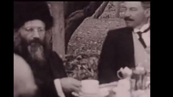 ג' באלול: מה אנחנו יכולים ללמוד מהסרטון בו נראה הרב קוק זצ"ל שותה תה?