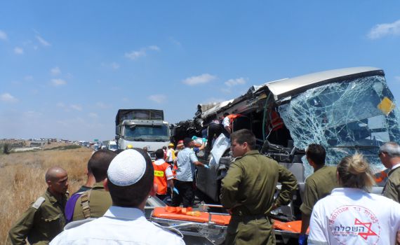 תאונה קשה: עשרות נפגעים בתאונה בכביש 6