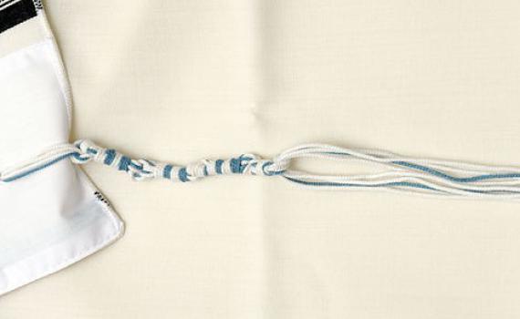 הרב אבינר: בינתיים אסור להטיל תכלת בציצית