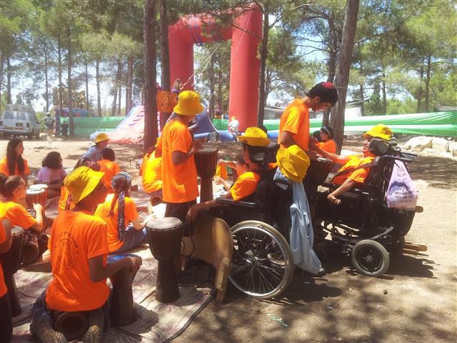 כסא הגלגלים יחכה לבעליו מחוץ לשק השינה