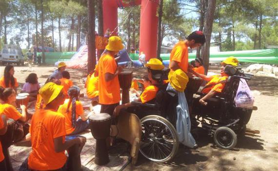 כסא הגלגלים יחכה לבעליו מחוץ לשק השינה