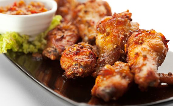 קריספי ומתקתק: מתכון לעוף אפוי מצופה בפירורי לחם