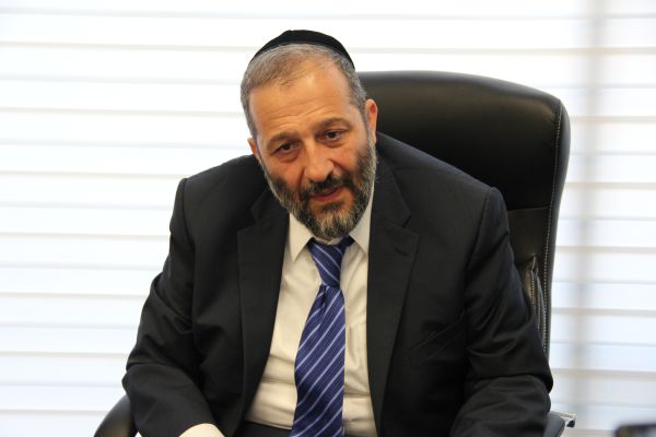 דרעי מכריז מלחמה: "עם ישראל הסתדר אלפי שנים בלי המאחזים"