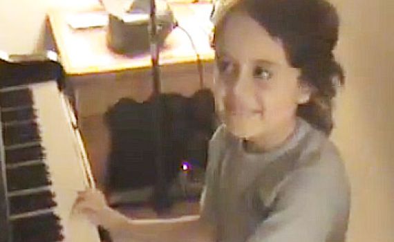 צפו: גאון מוסיקלי בן 5 מדהים בנגינה על פסנתר