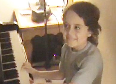 צפו: גאון מוסיקלי בן 5 מדהים בנגינה על פסנתר