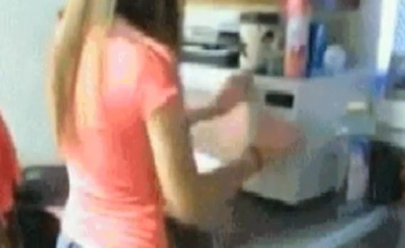 אכזריות בלתי נתפסת: נערות צלו חתול חי במיקרוגל