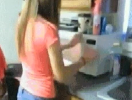 אכזריות בלתי נתפסת: נערות צלו חתול חי במיקרוגל