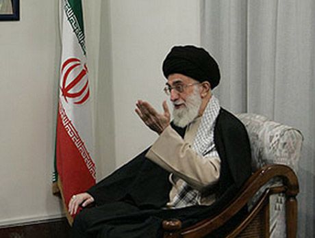 חמינאי משתלח: אמריקה תומכת בציונים, אויבי האנושות