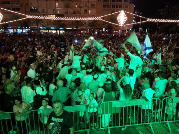 ימות המשיח: כחמשת אלפים רוקדים בהקפות שניות בכיכר רבין בתל אביב