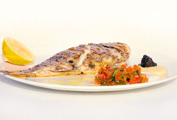 לכבוד סוכות: מתכון לדג לברק צרוב בזיתים