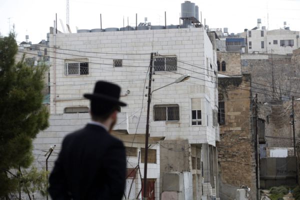 דיון במשרד הביטחון: לקדם כניסת יהודים לבית המכפלה