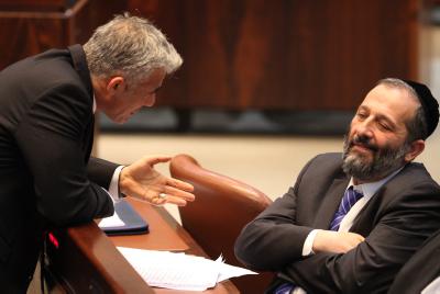 העם דורש אחדות; הפילוג נוצר למעלה