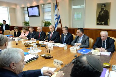 שרי התנועה התנגדו: בנט הציע לבטל את החוקים ביו"ש