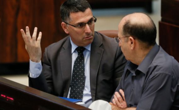 קרע בקואליציה: סער תוקף את חברי "התנועה"