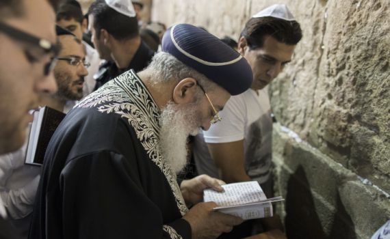 הרב עובדיה יוסף אושפז בטיפול נמרץ