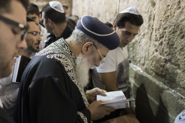 הרב עובדיה יוסף אושפז בטיפול נמרץ