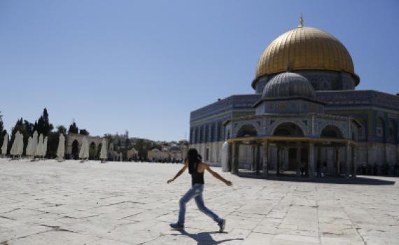 צפו: ערבים ביזו את הר הבית; השוטר איים על היהודים