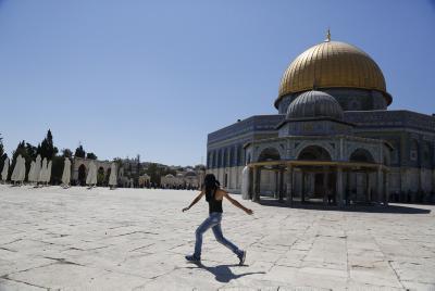צפו: ערבים ביזו את הר הבית; השוטר איים על היהודים