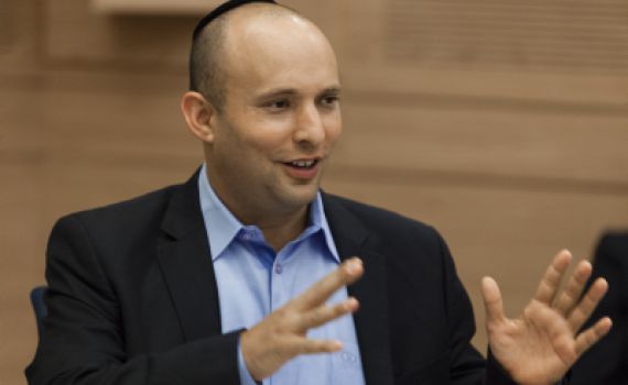 בנט במסע הסברה בתקשורת הזרה: "איראן לא בונה מאיץ ניוטרונים כדי להכין פופקורן"