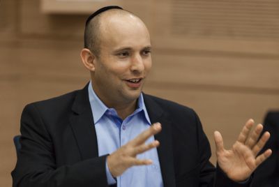 בנט במסע הסברה בתקשורת הזרה: "איראן לא בונה מאיץ ניוטרונים כדי להכין פופקורן"