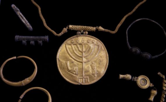 הממצא הארכאולוגי (הנוסף) שסותר את מנהג חב"ד לגבי צורת המנורה