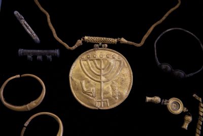 הממצא הארכאולוגי (הנוסף) שסותר את מנהג חב"ד לגבי צורת המנורה