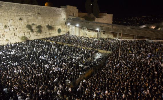 רבבות בתפילה בכותל המערבי לרפואת הרב עובדיה יוסף