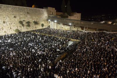 רבבות בתפילה בכותל המערבי לרפואת הרב עובדיה יוסף