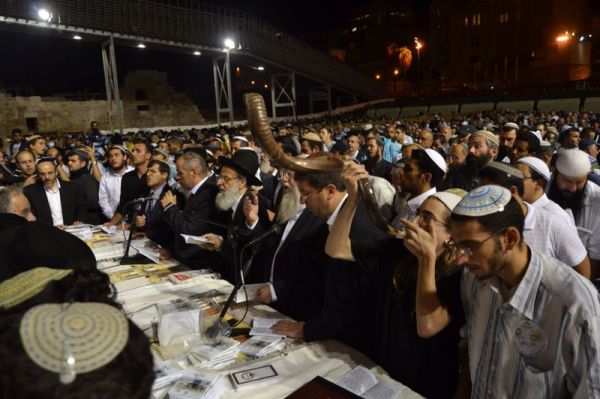 גלריית ענק: עשרים אלף איש בסליחות בכותל המערבי